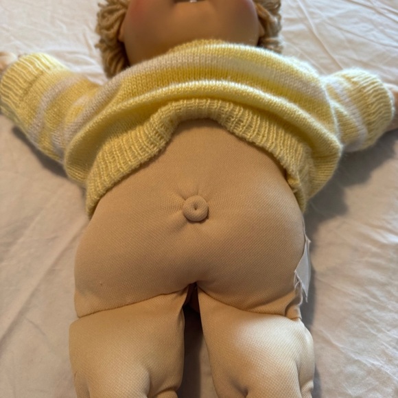 Vintage Cabbage Patch Doll Cloth Body Brownish/blond w blue eyes Yellow Sweater - Picture 10 of 12